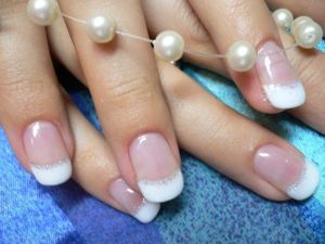 15. Отбеливание ногтей. Натрите щеточку белом мелом, затем протрите ею под кончиками ногтей. Щетинки удалят грязь из-под ногтей, а белый мел сделает внутреннюю поверхность светлой, чистой и ухоженной. 15. Отбеливание ногтей. Натрите щеточку белом мелом, затем протрите ею под кончиками ногтей. Щетинки удалят грязь из-под ногтей, а белый мел сделает внутреннюю поверхность светлой, чистой и ухоженной.