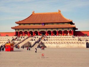 12. Запретный город. Здание было построено в 1406-1420 годах, здесь на протяжении 5 столетий проживало 24 императора династий Мин и Цин. В строительстве принимали участие 1 млн. строителей и более 100 тысяч других специалистов. 12. Запретный город. Здание было построено в 1406-1420 годах, здесь на протяжении 5 столетий проживало 24 императора династий Мин и Цин. В строительстве принимали участие 1 млн. строителей и более 100 тысяч других специалистов.