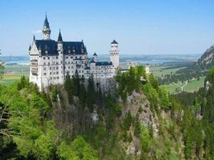 11. Замок Нойшванштайн. Будто парящий над неприступными горами, замок Нойшванштайн просто зачаровывает с первой секунды знакомства. Отреставрированный в 2009 году, замок теперь выглядит ещё более величественно и изящно. Это одно из самых популярных среди туристов мест на юге Германии. 11. Замок Нойшванштайн. Будто парящий над неприступными горами, замок Нойшванштайн просто зачаровывает с первой секунды знакомства. Отреставрированный в 2009 году, замок теперь выглядит ещё более величественно и изящно. Это одно из самых популярных среди туристов мест на юге Германии.
