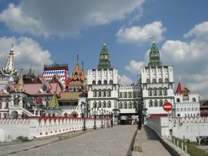 13. Измайловский кремль. Измайловский Кремль появился совсем недавно (строительство было закончено в 2007 году), но сразу стал видной достопримечательностью столицы. Архитектурный ансамбль Измайловского Кремля создан по чертежам и гравюрам царской резиденции XVI—XVII веков, находившейся недалеко от этого места. 13. Измайловский кремль. Измайловский Кремль появился совсем недавно (строительство было закончено в 2007 году), но сразу стал видной достопримечательностью столицы. Архитектурный ансамбль Измайловского Кремля создан по чертежам и гравюрам царской резиденции XVI—XVII веков, находившейся недалеко от этого места.