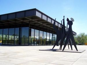 10. Новая национальная галерея, Берлин. Здание, по праву названное иконой классического стиля, было построено под руководством архитектора Людвига Миса ван дер Роэ. Его основной идеей стало создание универсального пространства, реализовать которое ему пришлось на гранитной террасе с площадью чуть более 1 тысячи кв.м. 10. Новая национальная галерея, Берлин. Здание, по праву названное иконой классического стиля, было построено под руководством архитектора Людвига Миса ван дер Роэ. Его основной идеей стало создание универсального пространства, реализовать которое ему пришлось на гранитной террасе с площадью чуть более 1 тысячи кв.м.