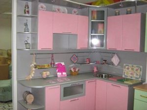 Интерьер кухни в розовых тонах