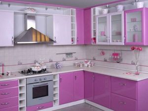 Интерьер кухни в розовых тонах