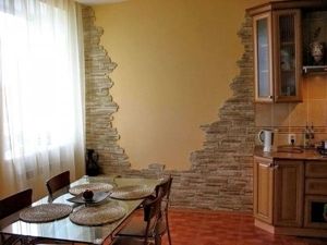 Декоративный камень в интерьере кухни