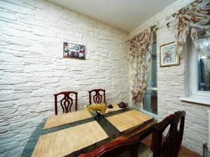Декоративный камень в интерьере кухни