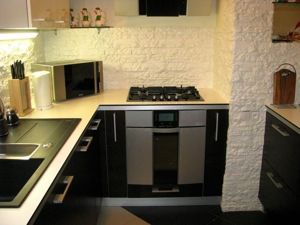 Декоративный камень в интерьере кухни