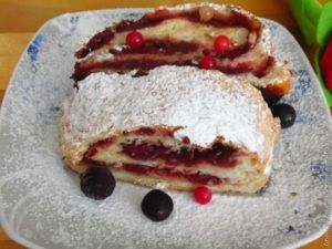 Вишневый рулет