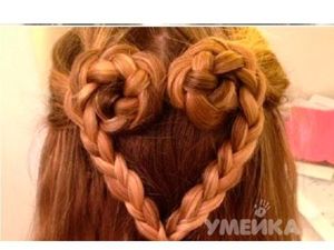 Сердечко из волос сделать очень просто. Отделите верхнюю часть волос, закрепите резинкой. Сердечко из волос сделать очень просто. Отделите верхнюю часть волос, закрепите резинкой.