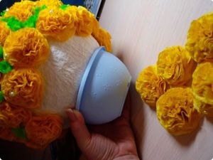С помощью термопистолета приклейте цветы к заготовке из мамье-маше. Закрепите цветочный шар в горшке. С помощью термопистолета приклейте цветы к заготовке из мамье-маше. Закрепите цветочный шар в горшке.