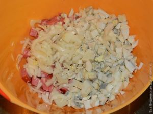 салат с колбасой