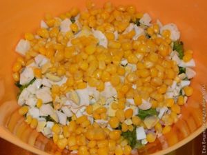салат с яйцами и кукурузой