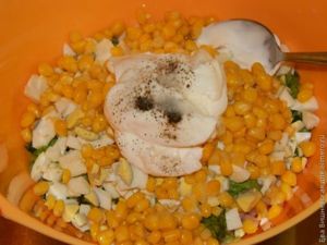 салат с яйцами и кукурузой