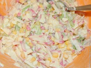 салат с яйцами и кукурузой
