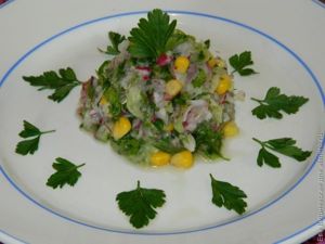салат с кукурузой