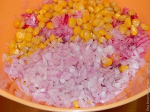 салат с кукурузой