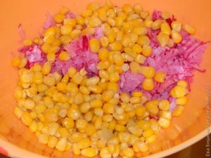 салат с кукурузой