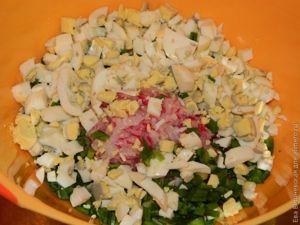 салат с редисом и маринованным огурцом
