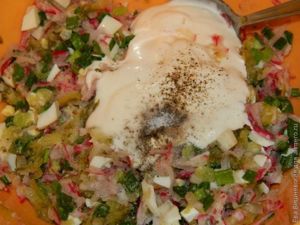 салат с редисом и маринованным огурцом