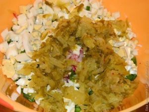 салат с редисом и маринованным огурцом