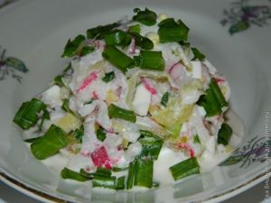 салат с редисом и маринованным огурцом