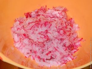 салат с редисом и маринованным огурцом