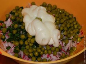 Салат с зеленым горошком