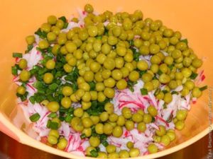 Салат с зеленым горошком