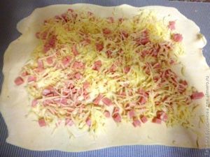 Слоечки с ветчиной и моцареллой