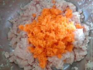 Морковно-куриные шарики в соусе