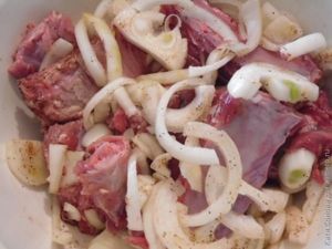 Ребрышки с луком