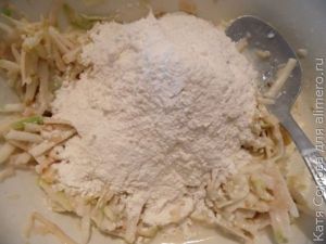 Яблочные оладьи