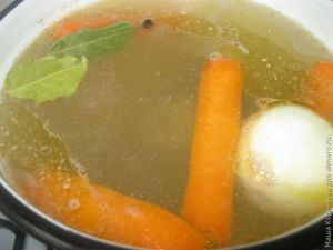 бульон с клецками
