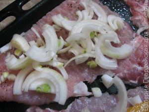 Отбивная с желтыми помидорами и грибами