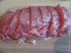 Отбивная с желтыми помидорами и грибами