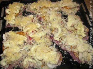 Отбивная с желтыми помидорами и грибами