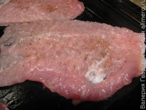 Отбивная с желтыми помидорами и грибами