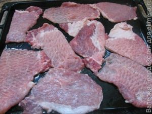 Отбивная с желтыми помидорами и грибами