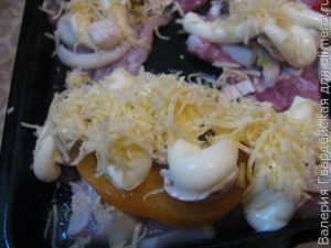 Отбивная с желтыми помидорами и грибами