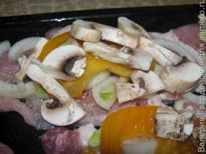 Отбивная с желтыми помидорами и грибами