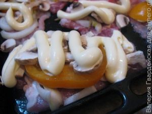 Отбивная с желтыми помидорами и грибами