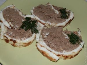 Рулет из печёнки с омлетом