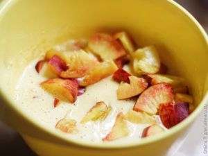 Шарлотка с персиками в мультиварке