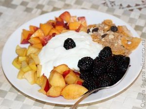 Фруктовый салат со сладкими яблоками