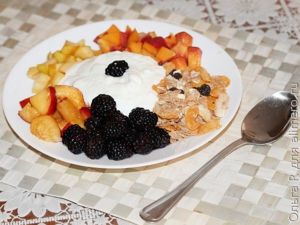 Фруктовый салат со сладкими яблоками