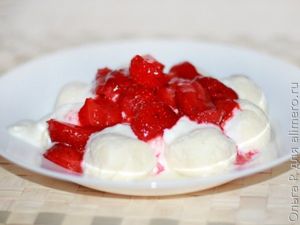 Ленивые вареники с карамелизированной клубникой