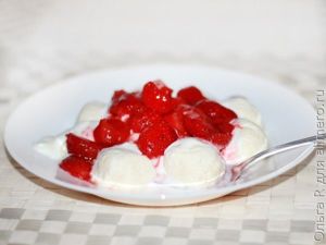 Ленивые вареники с карамелизированной клубникой