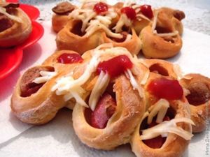 Булочки с колбасой