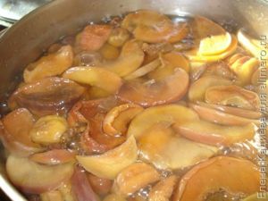 Компот из сухофруктов с чабрецом