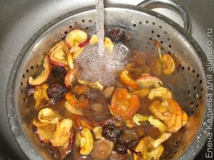 Компот из сухофруктов с чабрецом