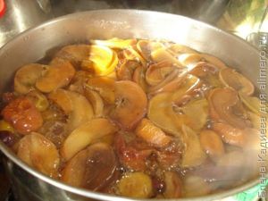 Компот из сухофруктов с чабрецом
